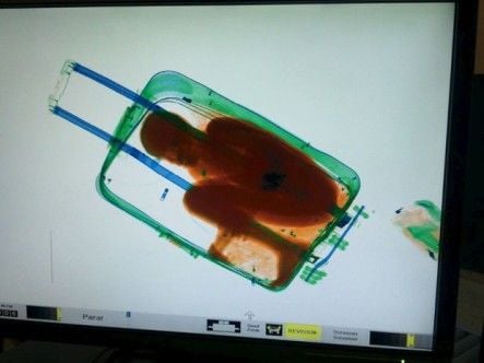 Mulher é flagrada com criança de 8 anos de idade escondida em sua bagagem