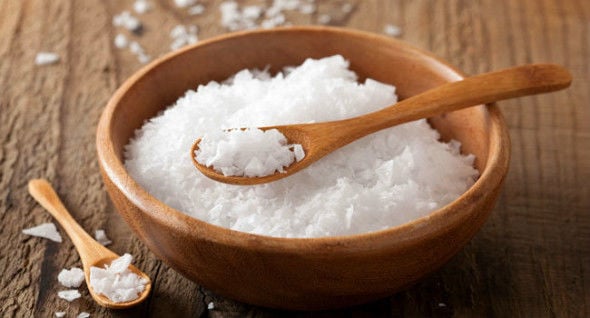 Aprenda usar o sal para reduzir caspas, fortalecer as unhas e outros truques de beleza