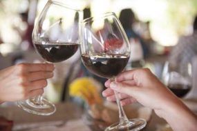 Benefícios surpreendentes que o vinho tinto pode trazer à saúde