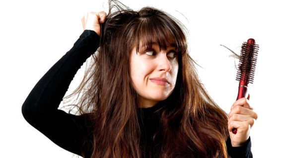 Possíveis causas para a queda de cabelo e dicas para evitar