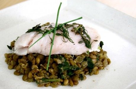 Receita Peixe Branco Sobre Lentilhas com Espinafre