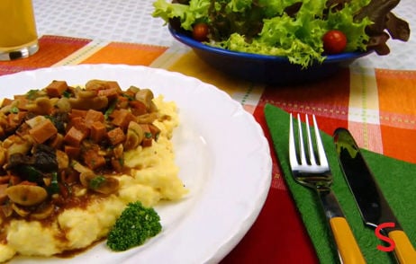 Receita Polenta com Ragu de Mortadela