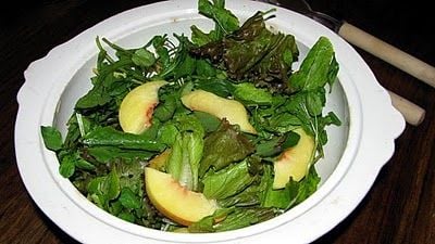 Receita Salada de Folhas com Pêssego