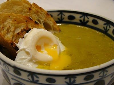 Receita Sopa Cremosa Deaspargos com Ovo Poché em Torradas
