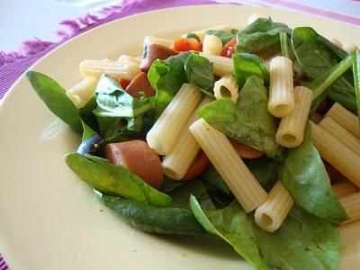 Receita Salada Quente de Massa com Salsichas e Azeitonas