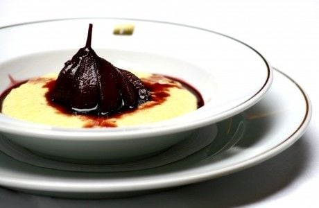 Receita Polenta Doce com Pêra e Calda de Vinho Tinto