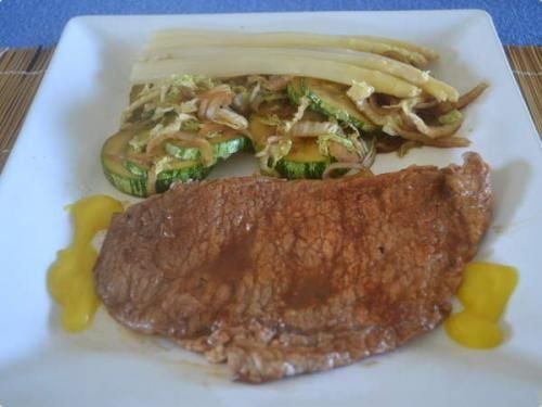 Receita Bife de Patinho com Refogado de Abobrinha, Cebola e Acelga