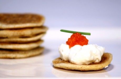 Receita Blinis Integrais com Creme Azedo e Ovas