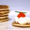 Receita Blinis Integrais com Creme Azedo e Ovas