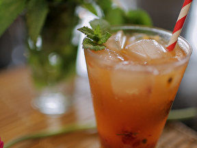 Receita Mojito de Morango com Maracujá