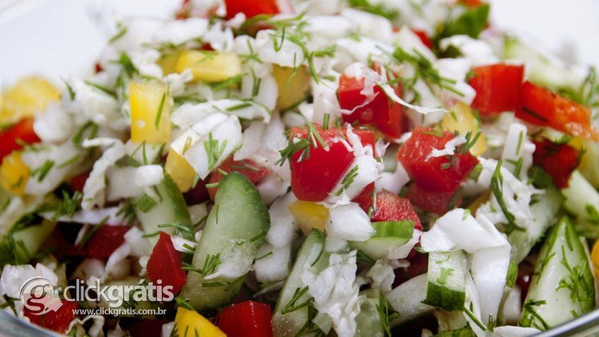 Receita Salada de Repolho, Pepino, Tomate e Pimentão