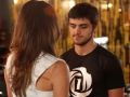 Cobra decide viajar com Jade, que lhe propõe casamento - Foto: Divulgação Globo