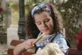 Tati mostra roupa de Mili para que a mascote Pipoca fareje - Foto: Divulgação SBT