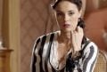 Além do Tempo Melissa invade o quarto de Lívia. - Foto: Divulgação Globo