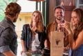 Lívia e Felipe ficam constrangidos quando se encontram - Foto: Divulgação Globo