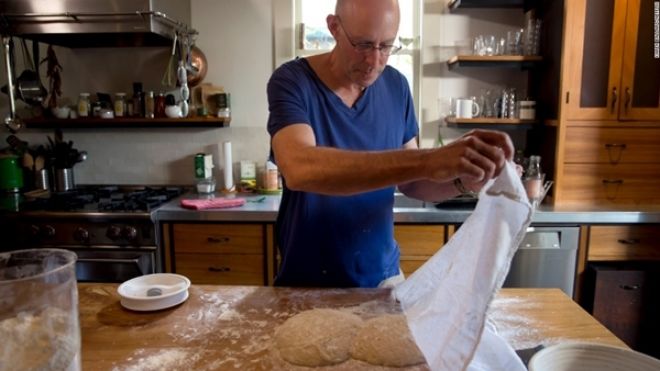 séries da netflix gastronomia cooked abrindo massa