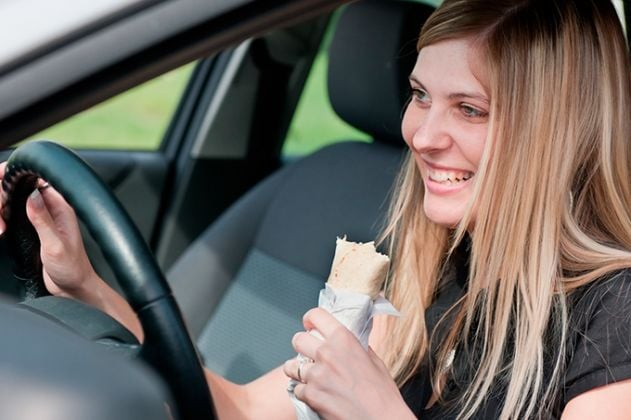 comendo dentro do carro