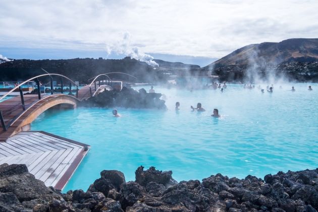 Turismo na Islândia em Grindavík paisagem lagoa azul terma