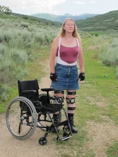 mulher saudável mas que usa cadeira de rodas