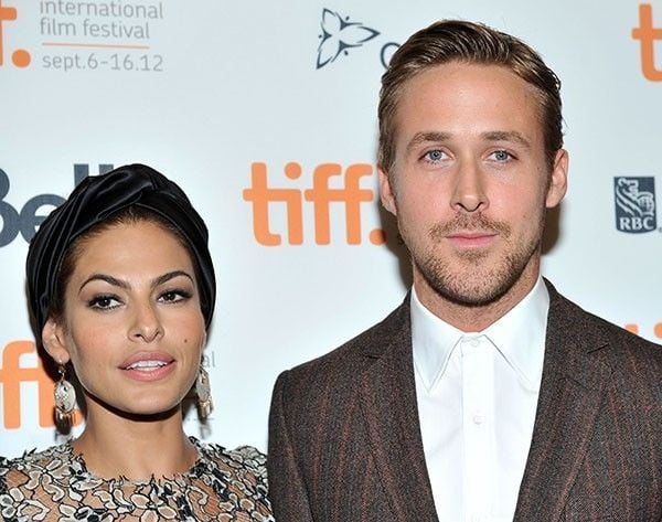 atores eva mendes e ryan gosling pousando foto