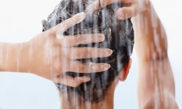 Lavar cabelos com água quente chuveiro faz mal