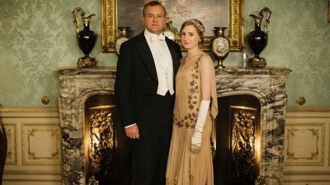 Garrafa de plástico de água aparece em cenário de Downton Abbey