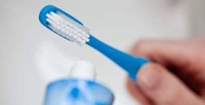 Coisas repugnantes que podem estar em sua escova dental e você nem imagina