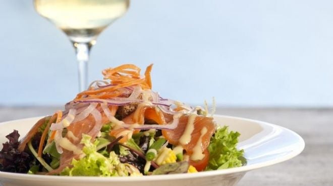 Vinho e cerveja harmonizam com salada