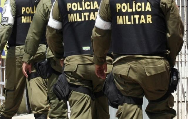 Bumbum  em caso de polícia alisando policial