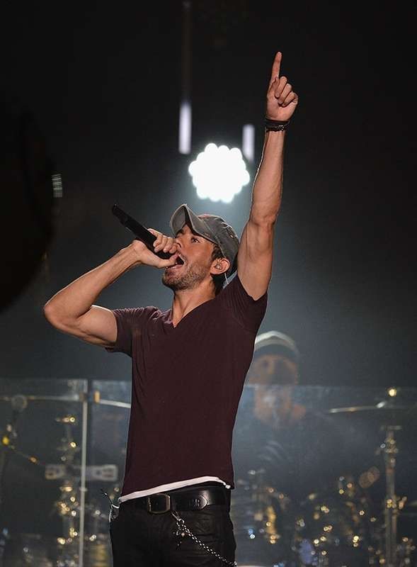 Famosos que cantam em outro idioma Enrique Iglesias