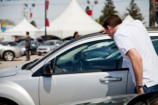 Não gastar dinheiro com carros