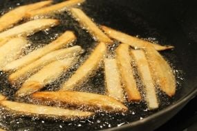 Aprenda preparar frituras sem fazer sujeira com 7 dicas simples e práticas