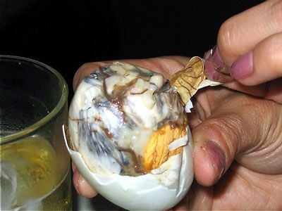 Pratos bizarros e nojentos balut ovo com embrião