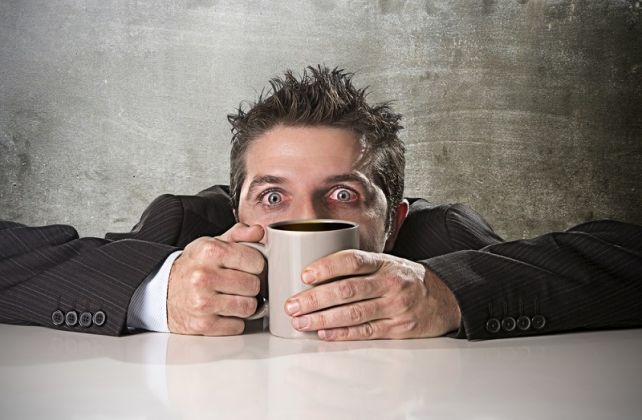 Como a cafeína nos mantém acordados