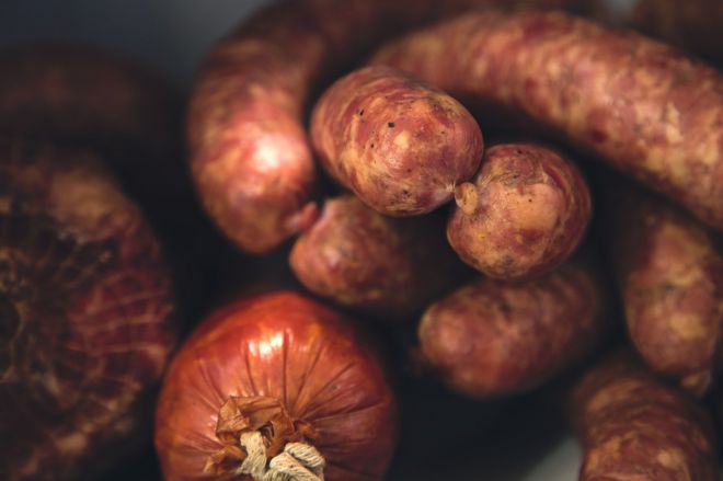 Alimentos e bebidas que podem trazer cocô em sua composição salsicha
