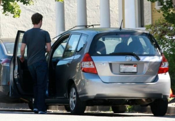 Celebridades ricas que gostam de carros simples e você não sabia