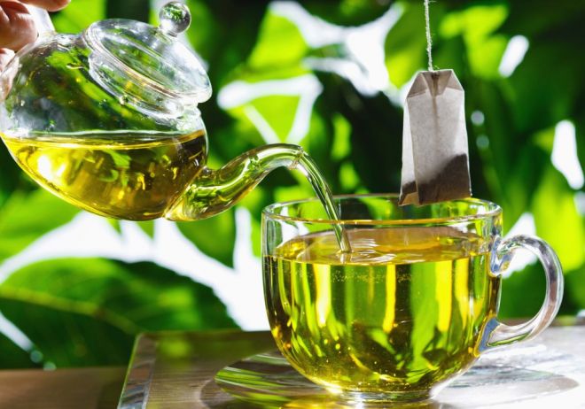 Receitas de enxágue de chá para testar nos cabelos chá verde