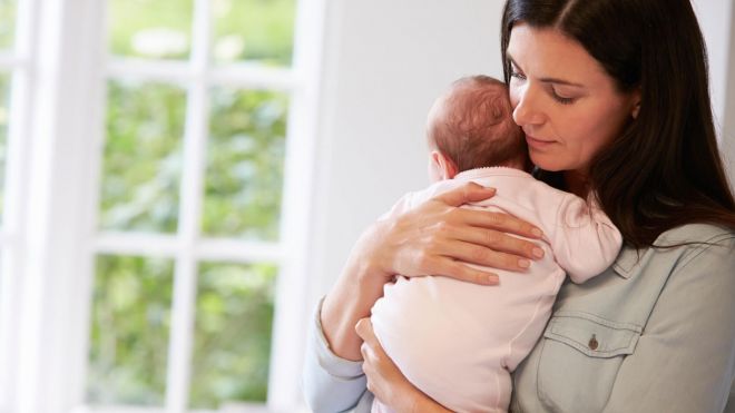 Como ajudar o bebê a parar de chorar com 8 dicas simples