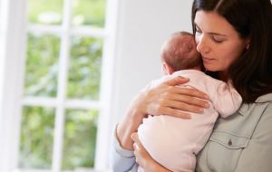Como ajudar o bebê a parar de chorar com 8 dicas simples