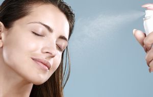 Conheça 8 cosméticos em spray que podem aumentar a praticidade no dia a dia