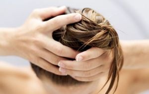 Coisas que podem aumentar a oleosidade do seu cabelo e você não sabia