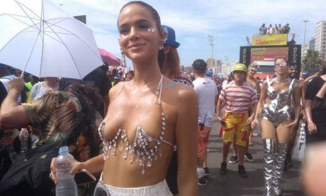 Veja alguns trajes usados pelos famosos durante o carnaval 2018.