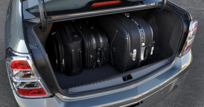 Carros com porta-malas grande