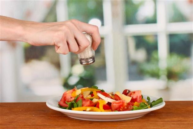 O que acontece com seu corpo se você consome muito sal?