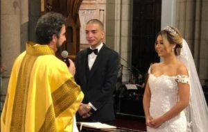 Casamento de MCs Lexa e Guimê é realizado em meio à luxo e confusão