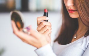 Saiba se seu cosmético oferece algum risco para sua saúde