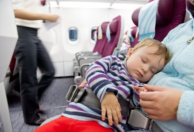 Dicas para viajar com bebê de avião