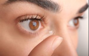 Dicas para usar lentes de contato e manter a saúde dos olhos