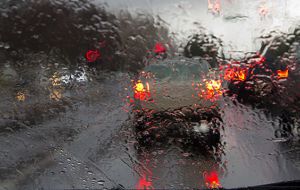 Saiba como dirigir com segurança na chuva