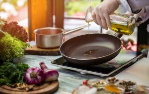 Saiba como tirar o cheiro de fritura da cozinha